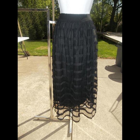 NWT METROWEAR BLACK OVERLAY SKIRT L - Picture 1 of 1